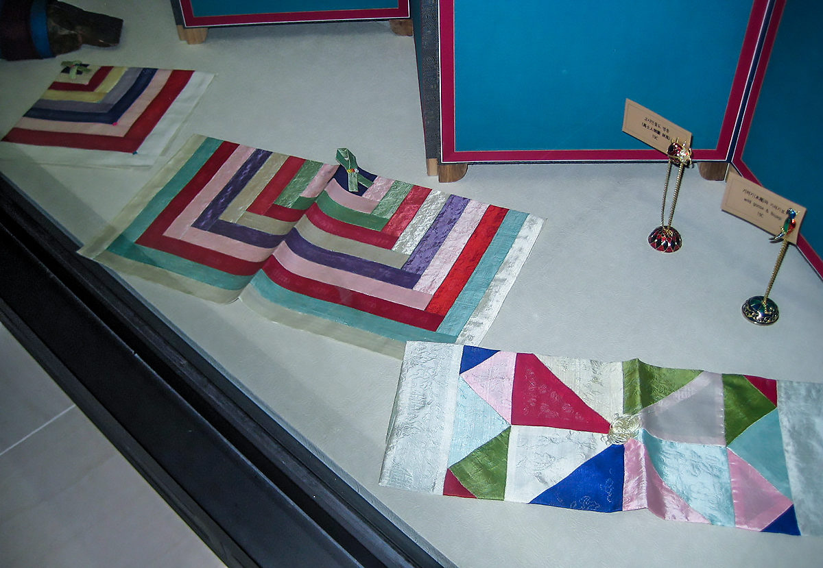 Экспонаты в Музей корейской вышивки